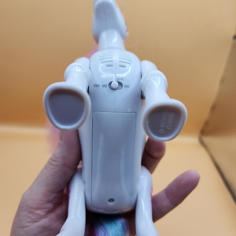 Little Live Pets Shimmer Dancing Unicorn Interactive Lights & Sounds - Picture 6 of 7